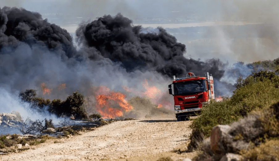 VIDEO // Incendiu masiv de vegetație în Cipru. Două persoane au decedat, mai multe locuințe au fost distruse