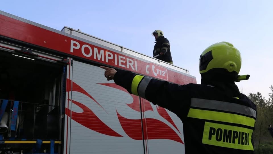 Un camion încărcat cu lemne a luat foc lângă satul Hârbovăț