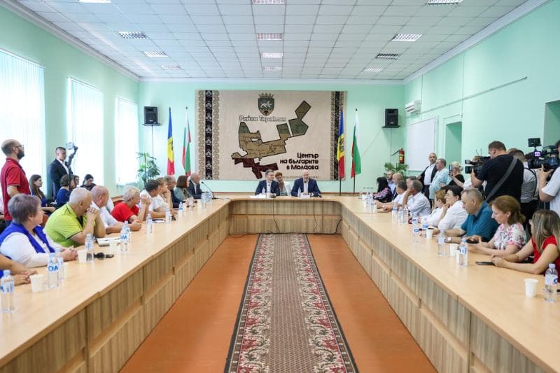 Oportunitățile de dezvoltare a comunității bulgare, discutate de premierii Dorin Recean și Rossen Jeliazkov cu locuitorii din raionul Taraclia