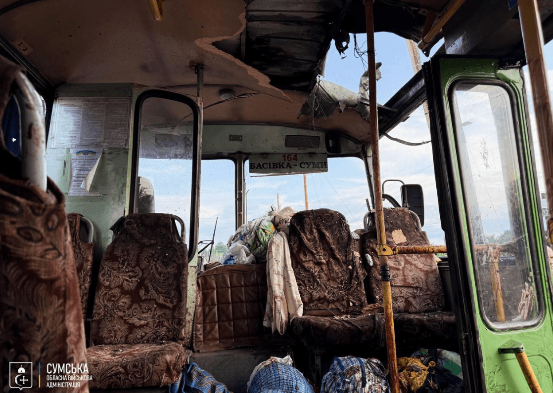 FOTO // Autobuz civil lovit de o dronă a Rusiei în Ucraina. Mai multe persoane ucise