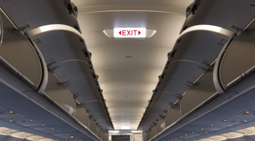 Bărbat arestat în Scoția după ce a amenințat cu bombă într-un avion și a strigat „Moarte lui Trump”. Momentul a fost filmat de pasageri