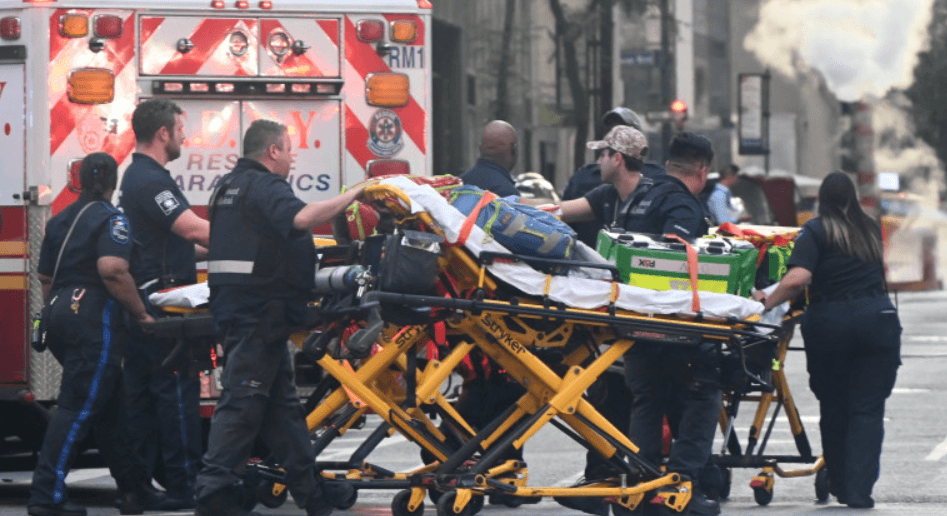 Atac armat într-un zgârie-nori din New York: patru morți, inclusiv un polițist. Atacatorul s-a sinucis