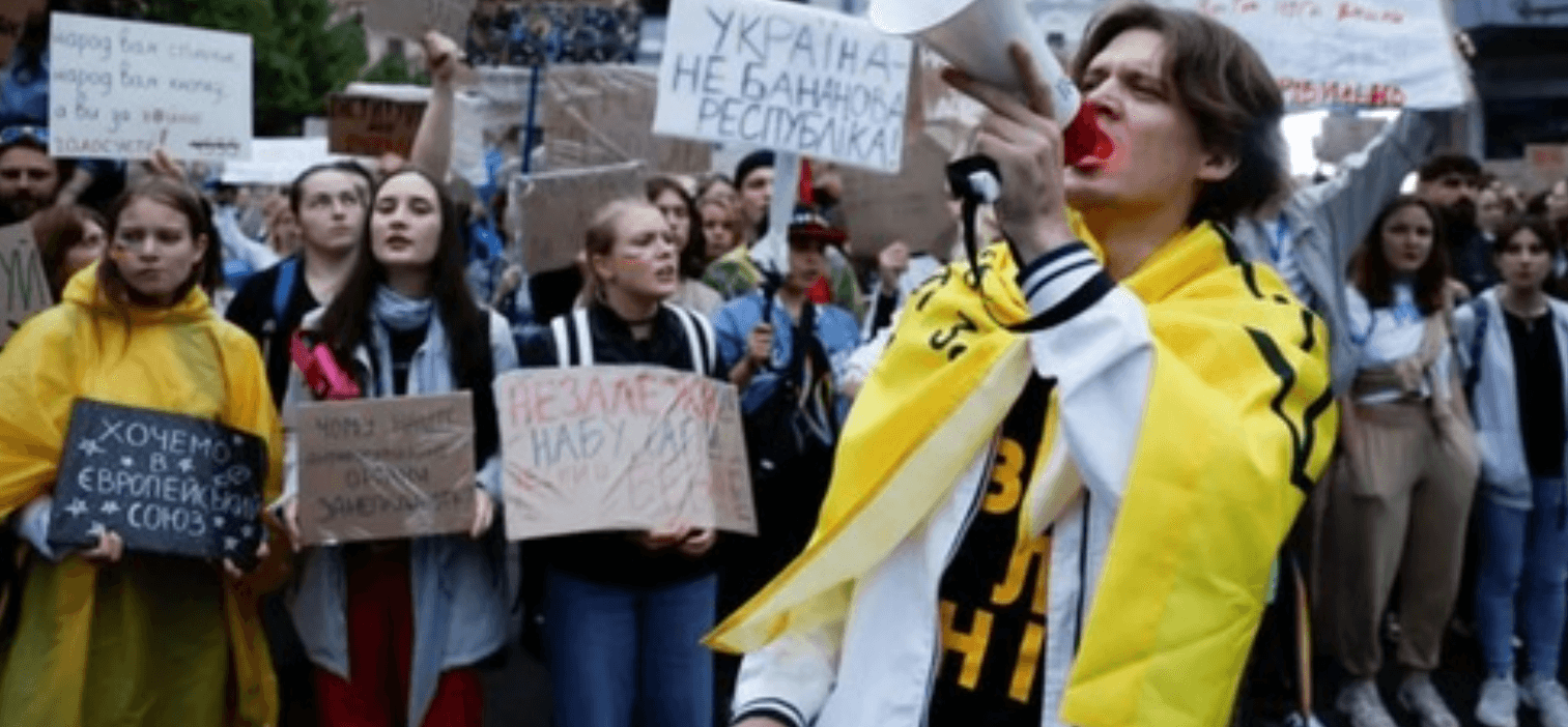 Ucraina promite să revizuiască legea anticorupție contestată, în urma protestelor la Kiev