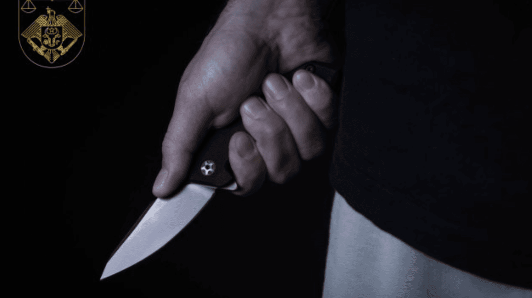Și-a înjunghiat repetat un amic de pahar în plină stradă. Un individ din capitală, condamnat la ani grei de închisoare
