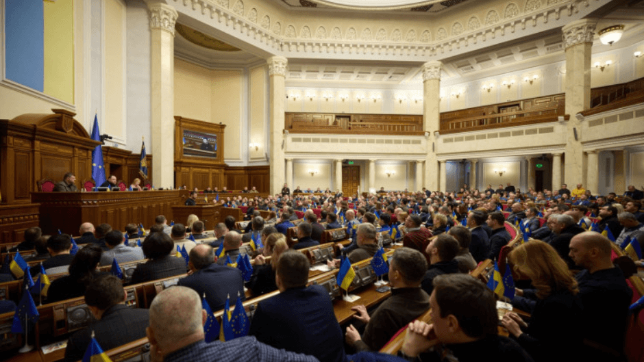Parlamentul Ucrainei a aprobat restabilirea independenţei instituţiilor anticorupţie, după zile de proteste și critici din partea UE
