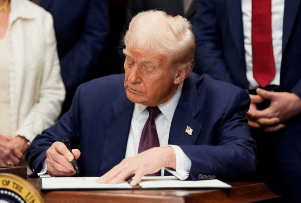 VIDEO // Trump a semnat un decret care majorează tarifele vamale pentru zeci de țări