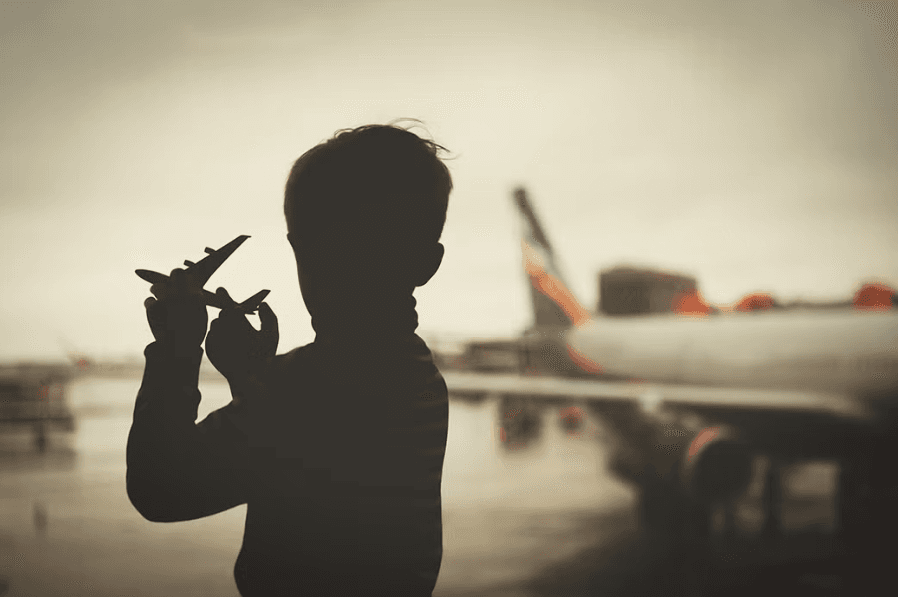 Abandonat la 10 ani în aeroport! Părinții dau vina pe pașaportul expirat