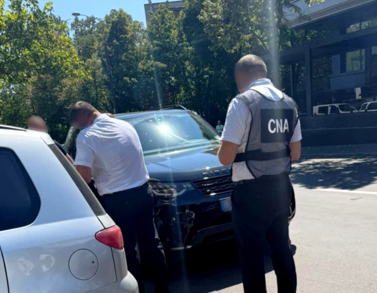 A luat 50 de mii de euro pentru a mitui mai mulți judecători. Un avocat, reținut în flagrant