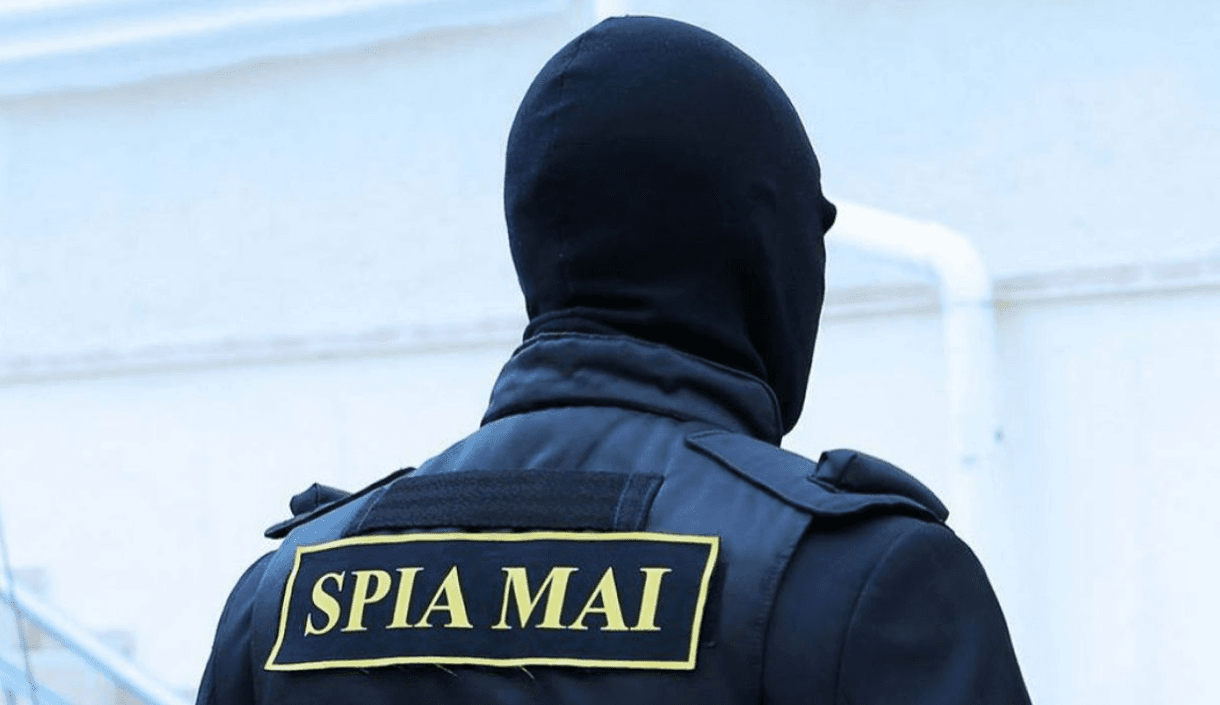 VIDEO // Ar fi cerut 100 de mii de lei pentru a influența organele de urmărire penală în cadrul unui dosar. Un polițist din Rîșcani, reținut de SPIA