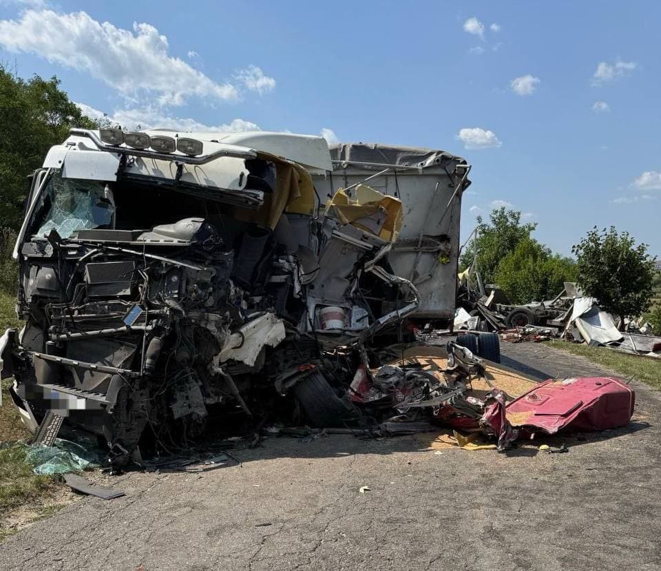 FOTO // Grav accident cu implicarea unei autospeciale a IGSU. Un salvator a decedat, iar alte trei persoane au fost transportate la spital