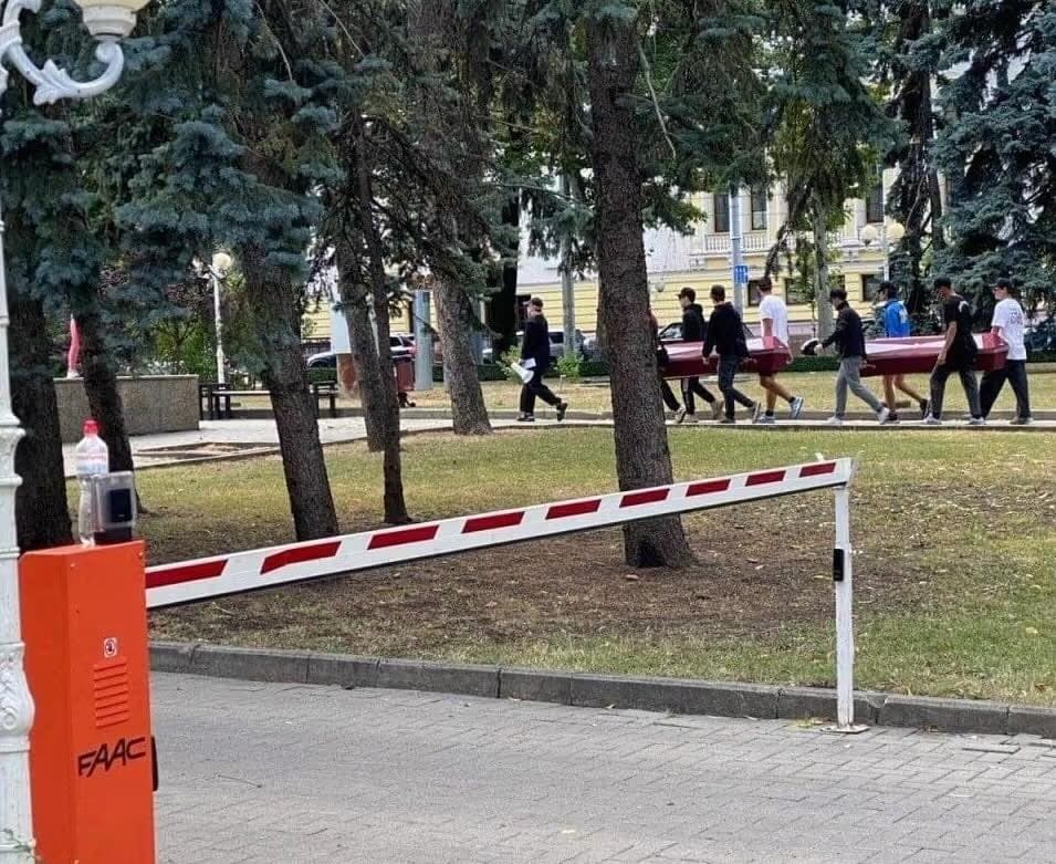 Părinții minorilor folosiți de Irina Vlah pentru a aduce sicrie la Președinție, amendați