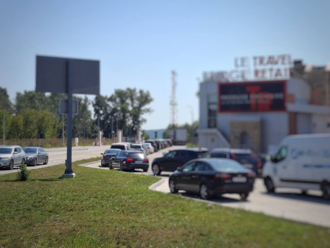Atenție, călători! Trafic intens la postul vamal „Sculeni”. Șoferii, rugați să traverseze frontiera prin alte puncte de trecere