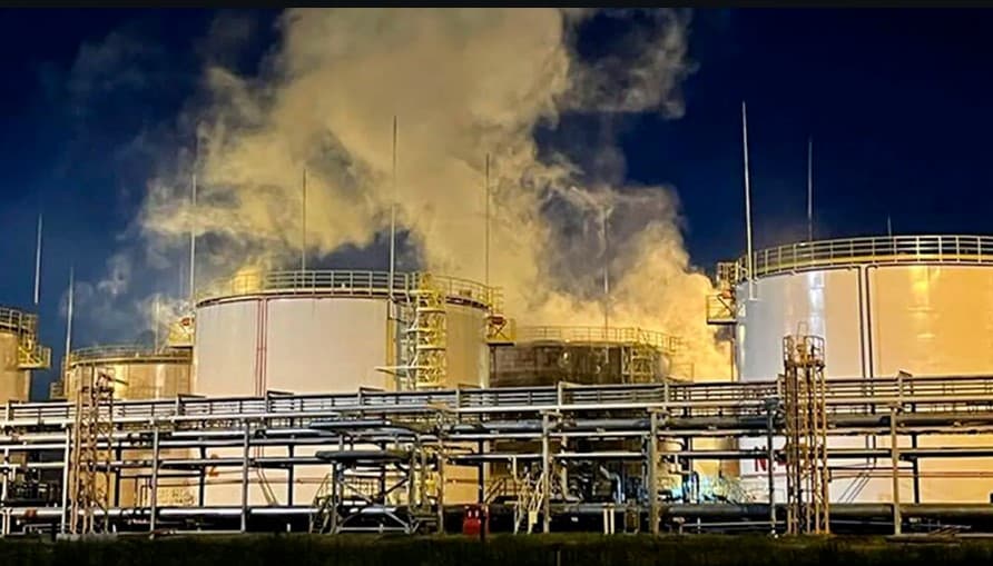 Dronele ucrainene au lovit o rafinărie de petrol la 2.000 km de graniță