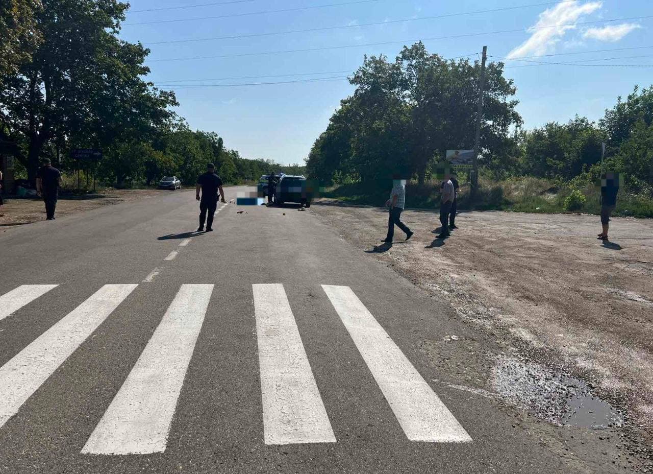FOTO // O pensionară din Rîșcani, spulberată de un automobil chiar lângă o trecere pentru pietoni
