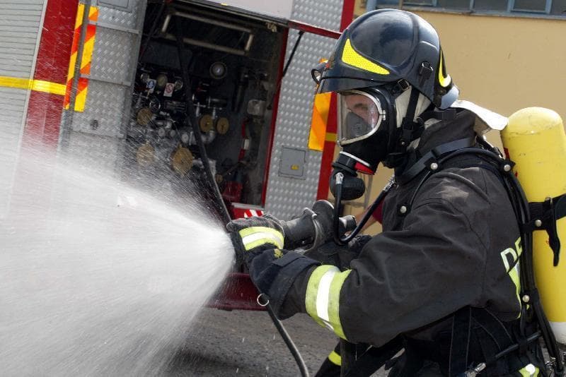 Incendiu la o spălătorie de haine. Focul a ajuns la panourile solare montate pe acoperiș