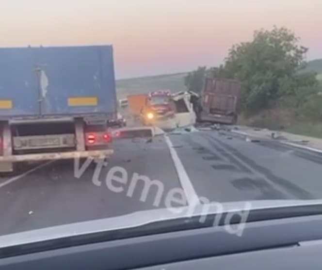 Grav accident la Grătiești cu implicarea a două camioane. Unul a luat foc
