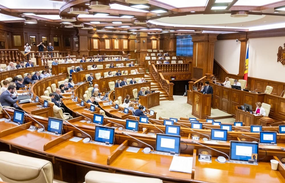 Sesiune specială la Parlament. Deputații, convocați pentru ceremonia de depunere a jurământului de către noii judecători ai CCM