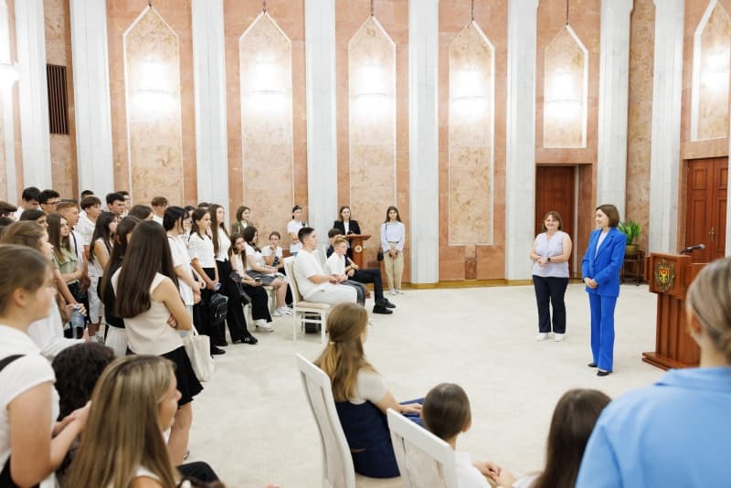 FOTO // Maia Sandu, întâlnire cu elevii din Găgăuzia și Taraclia care vor participa la Tabăra de limbă română din Iași