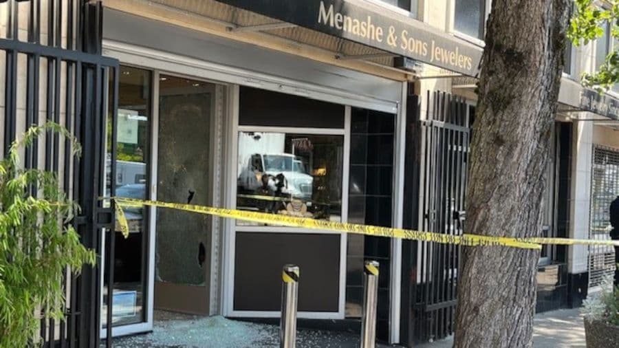 VIDEO // Jaf în 90 de secunde. Ceasuri şi diamante de 2 mln de dolari, furate în plină zi dintr-un magazin din Seattle
