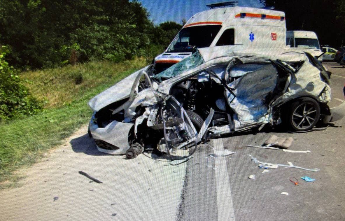 Accident teribil la Strășeni. O femeie a decedat, iar un tânăr a ajuns la spital în stare gravă