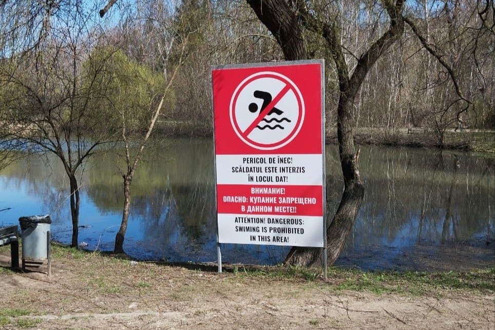 Pericol de scăldat în lacurile din Chișinău. Analizele indică paraziți și bacterii în apă