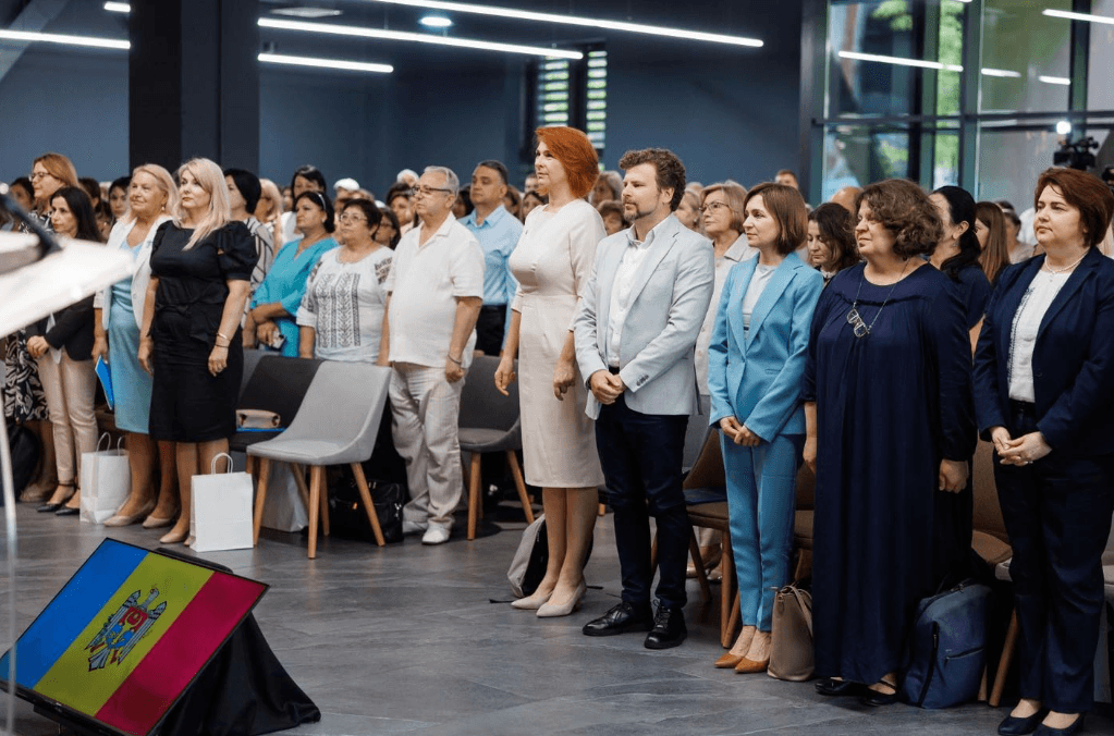 Sute de profesori, reuniți la Forumul național al cadrelor didactice