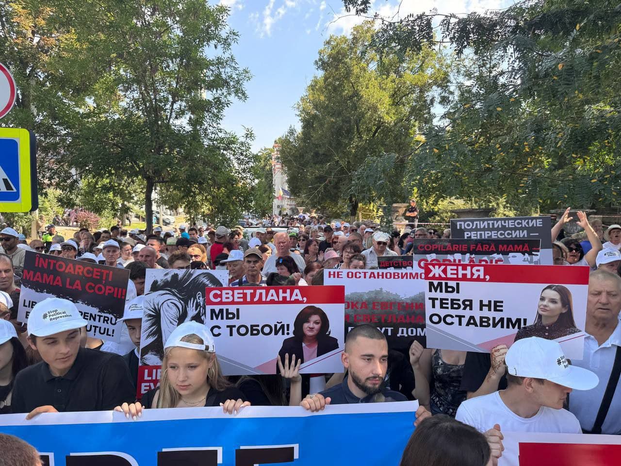 FOTO // Proteste cu frică. Gruparea „ȘOR” terorizează oamenii pentru a-i scoate în stradă