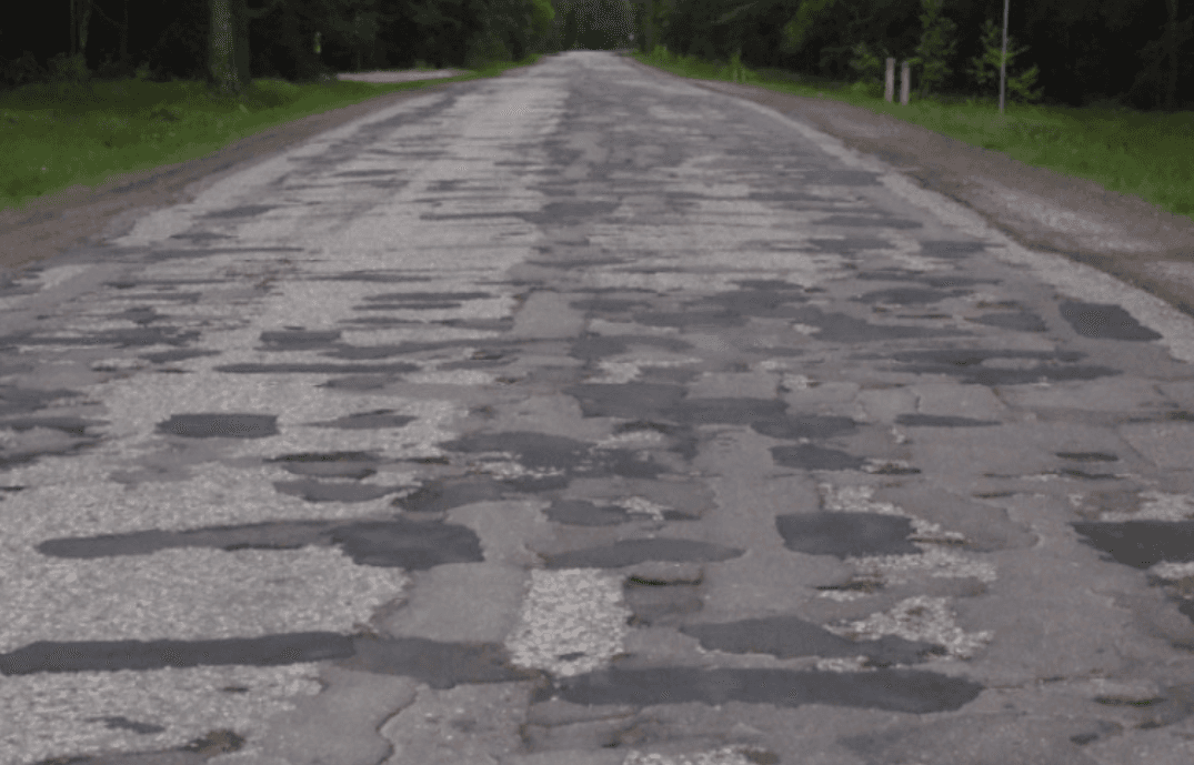 Poduri critice, intersecții nesigure și drumuri vechi – radiografia infrastructurii rutiere din R. Moldova