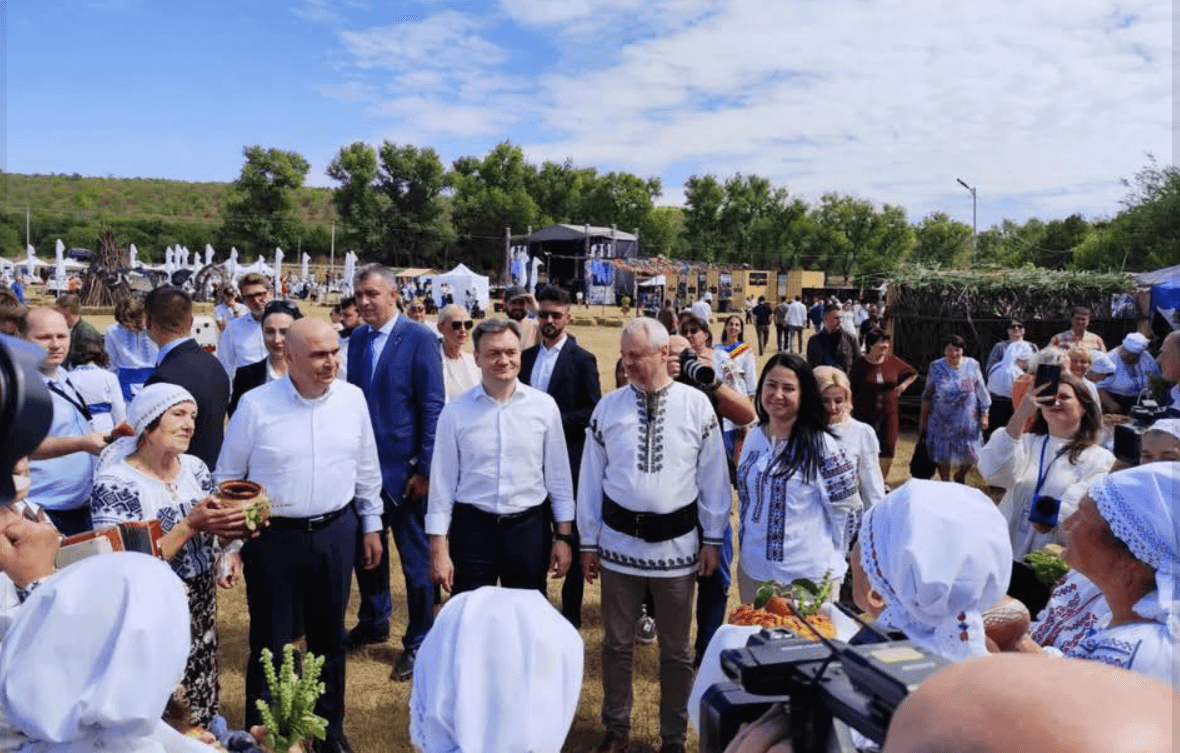 FOTO // Tradiții românești, la Festivalul „Tezaur Național” din Horești. Premierul României întâlnit cu pâine și sare