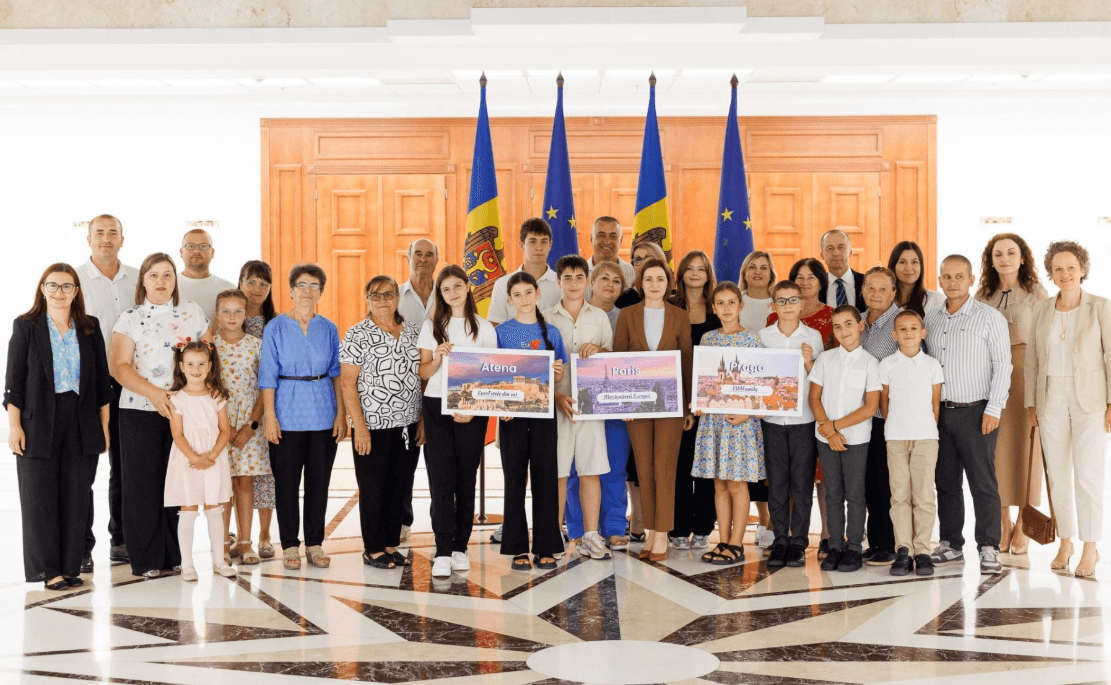 Câștigătoarele concursului „EU & bunicii mei” vor călători la Paris, Atena și Praga