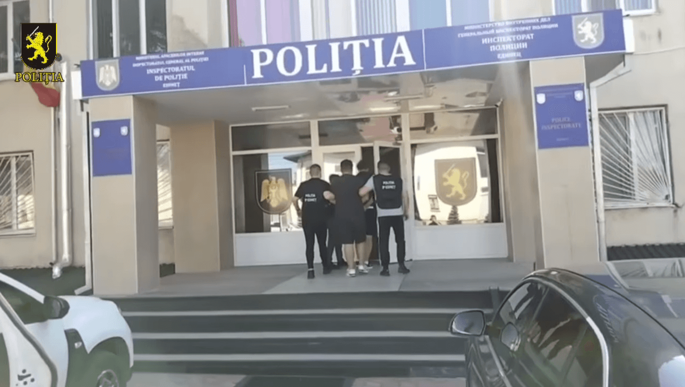 VIDEO // Doi tineri, reținuți pentru escrocherii cu investiții fictive după ce au lăsat o pensionară fără 130 mii lei