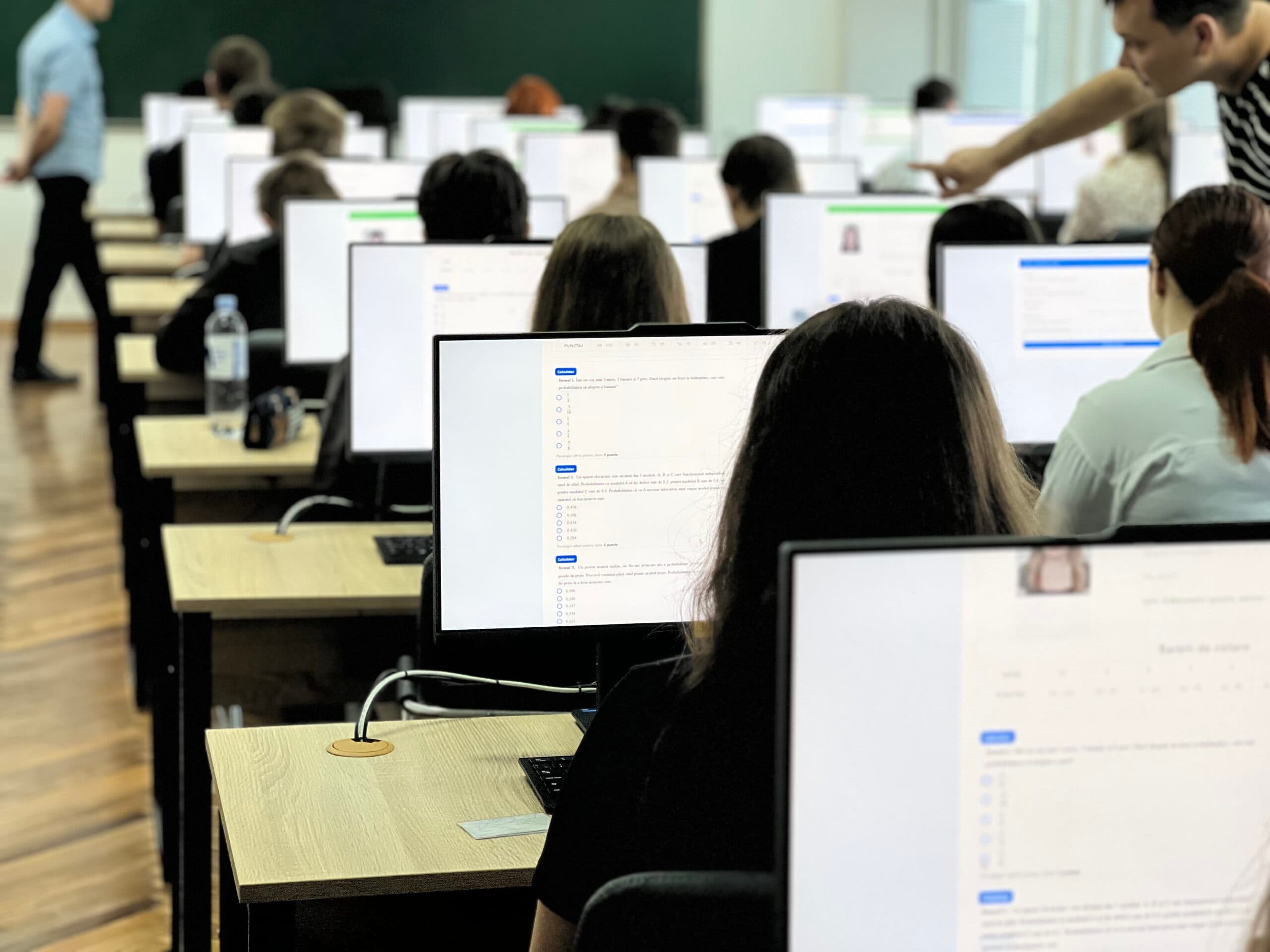 Rata moldovenilor cu studii a crescut în 10 ani. Cei mai mulți analfabeți sunt din sate