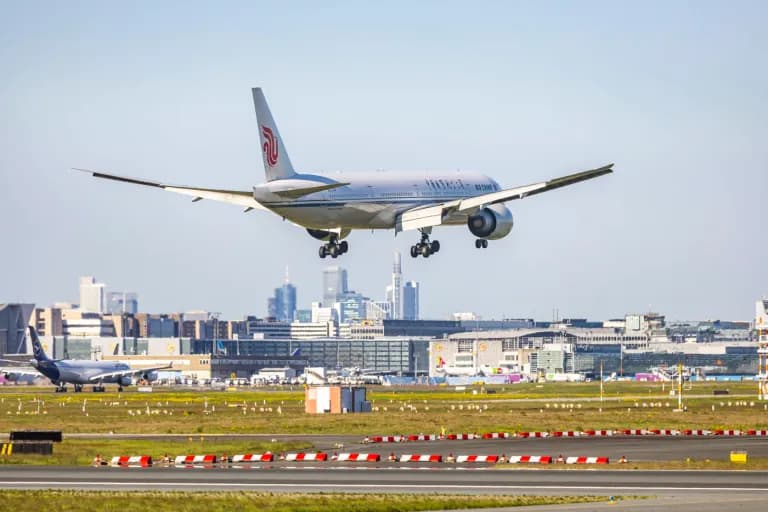 Un avion Boeing 777 ce a decolat de la Londra a aterizat de urgență în Siberia din cauza unei probleme la motoare