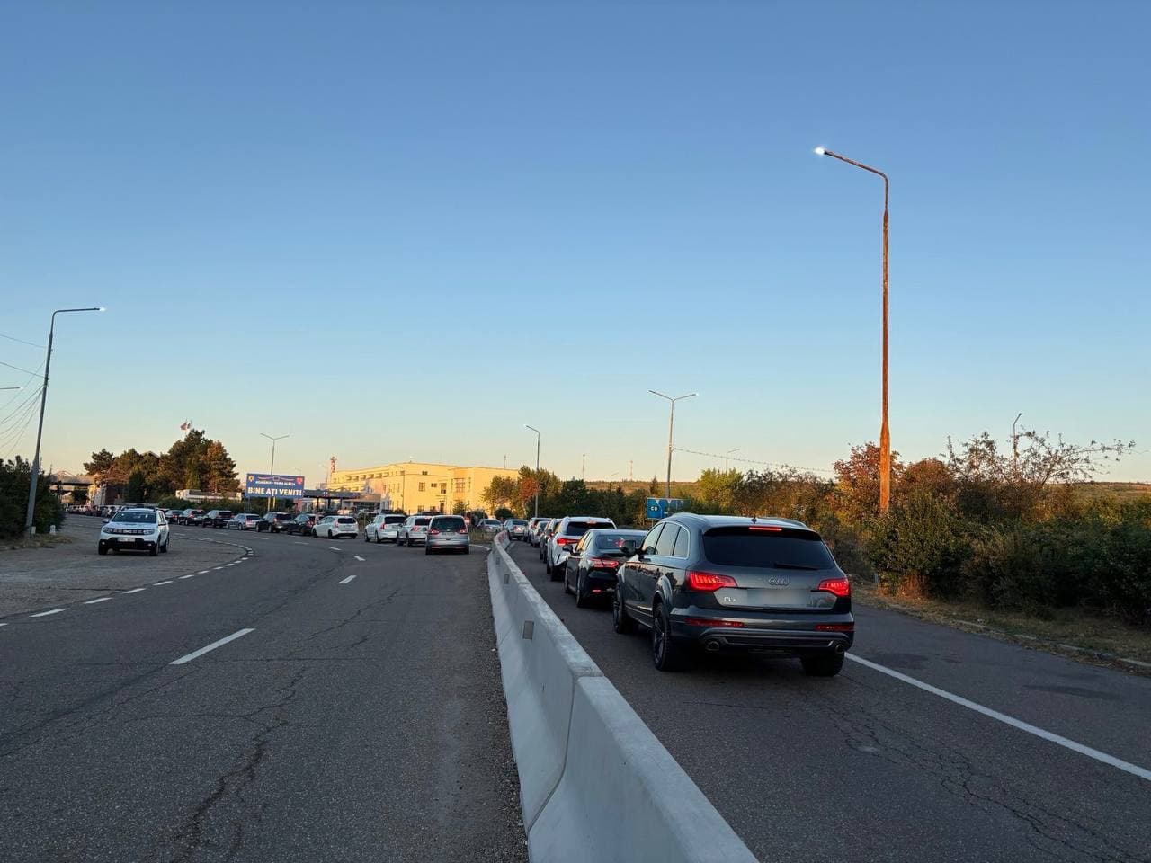În atenția călătorilor! Trafic intens la punctele de trecere a frontierei Leușeni și Sculeni, pe sensul de ieșire din R. Moldova
