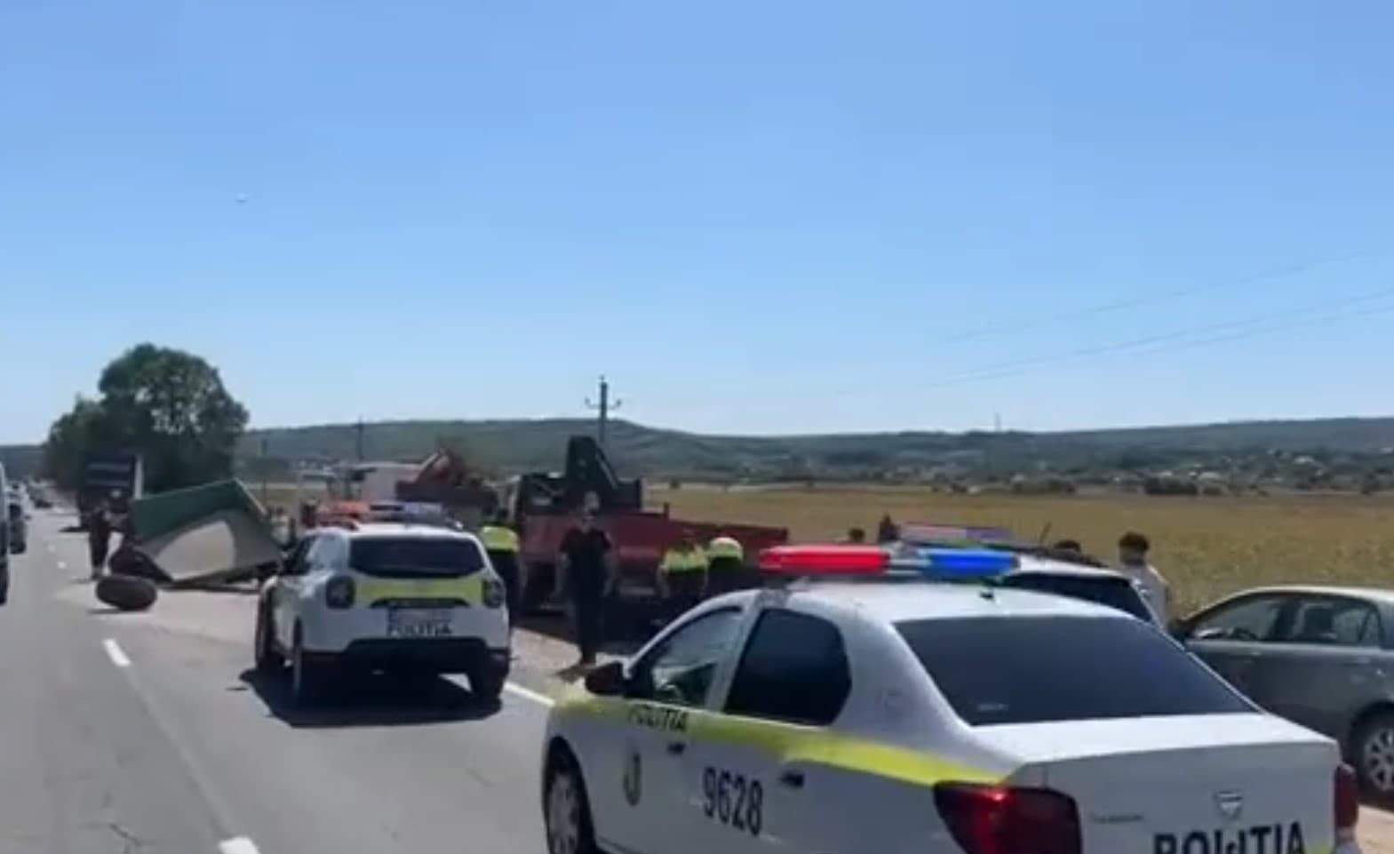VIDEO // Accident la Criuleni. Un tractor s-a răsturnat după ce a fost lovit de un camion. Un bărbat, transportat la spital