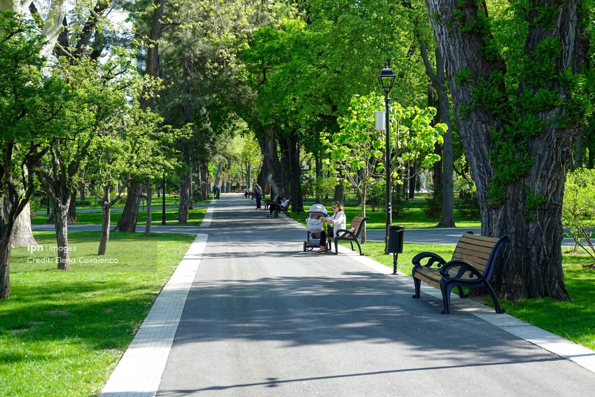 Spații publice amenajate și mobilier urban nou în mai multe zone din capitală