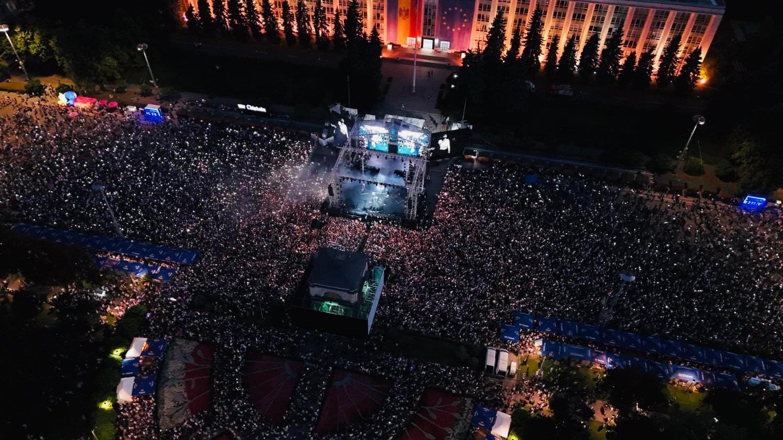 Peste 90 de mii de cetățeni au participat la evenimentele dedicate Zilei Independenței. Poliția: Zeci de persoane, conduse la inspectorate pentru tentative de perturbare