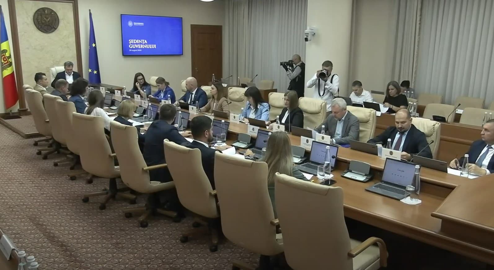 DOC // Șapte membri ai Guvernului își suspendă activitatea. Dispozițiile, semnate de Dorin Recean
