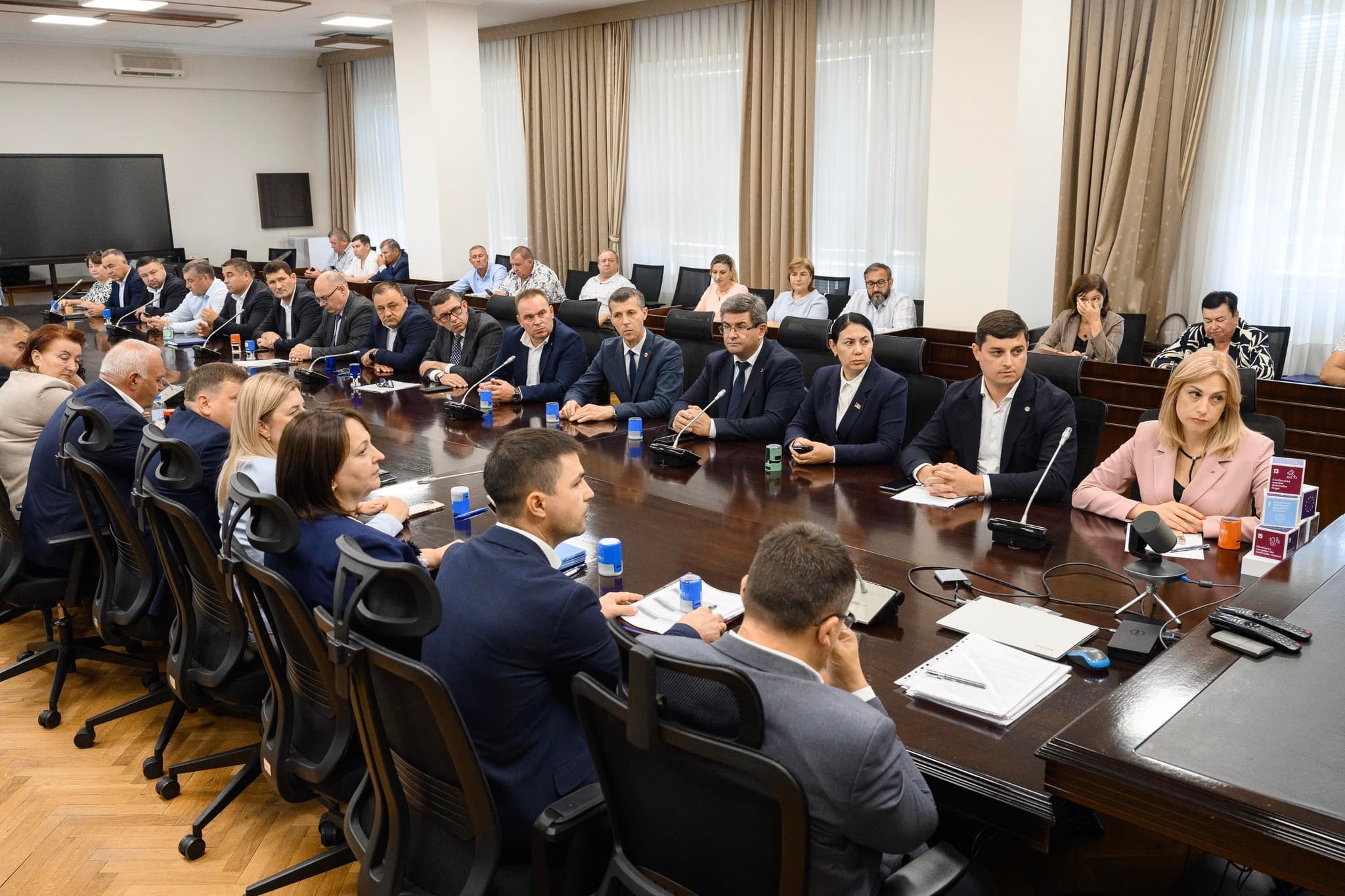 Primele contracte de infrastructură din cadrul unui proiect guvernamental de 3 miliarde lei, semnate