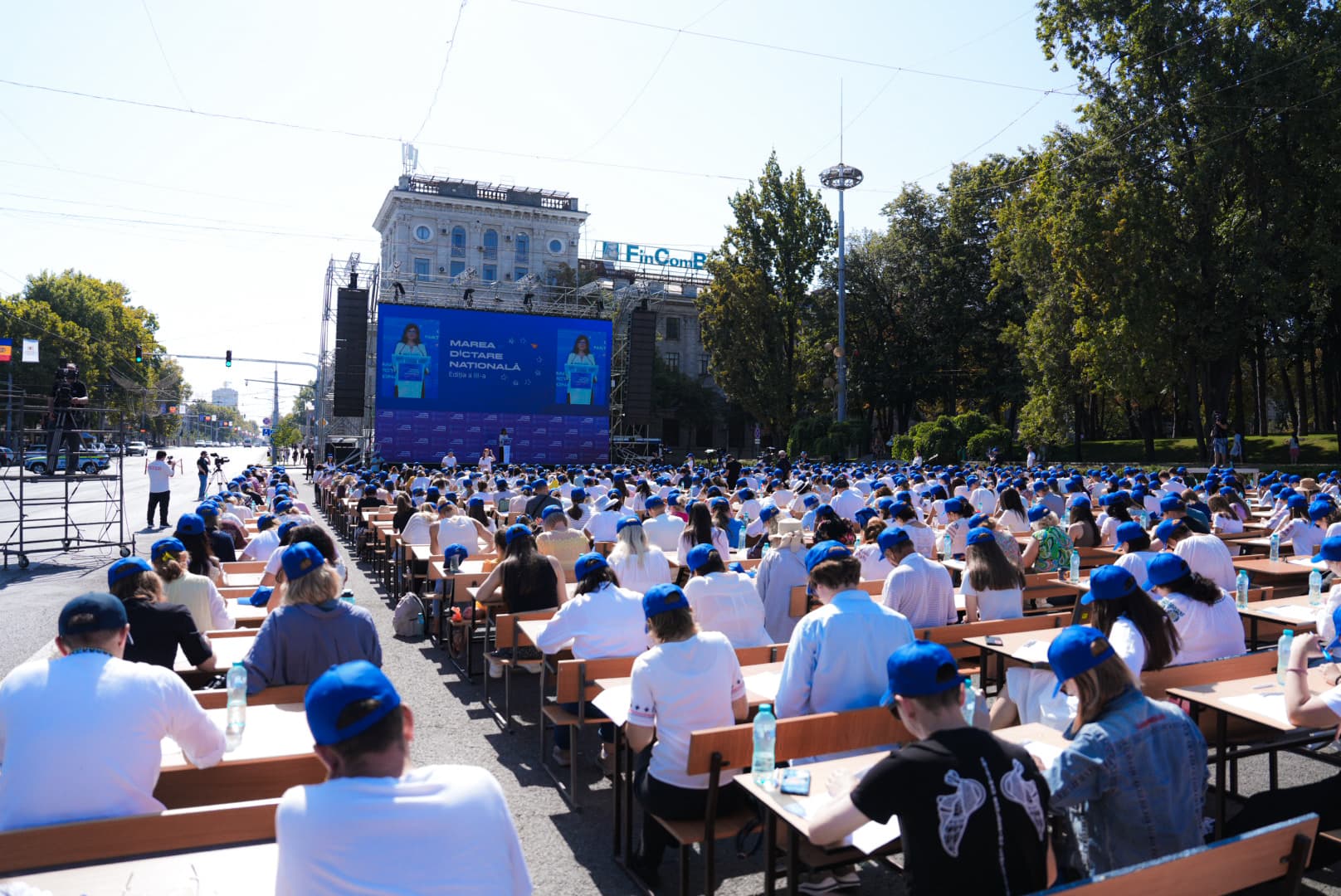 FOTO // Peste 2 000 de persoane au participat la Marea Dictare Națională, ediția a III-a. Participanții au avut de scris un fragment din opera scriitorului Vladimir Beșleagă