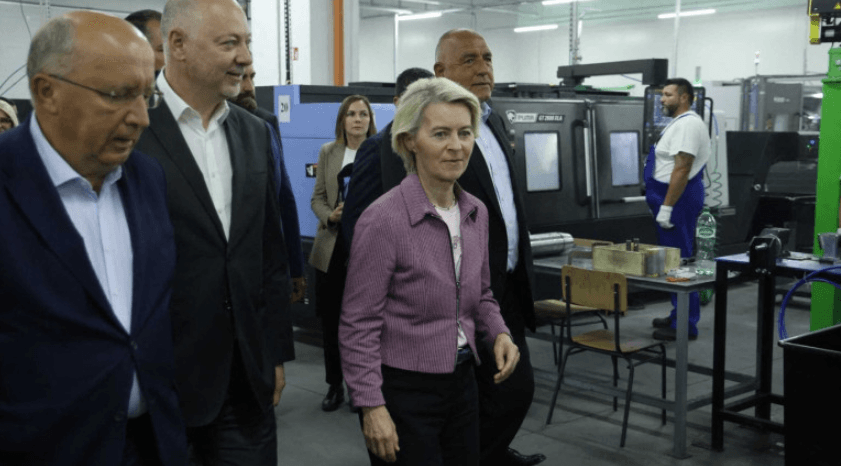 FT // Avionul cu care se deplasa Ursula von der Leyen, afectat de un presupus bruiaj din partea Rusiei, la aterizarea în Bulgaria