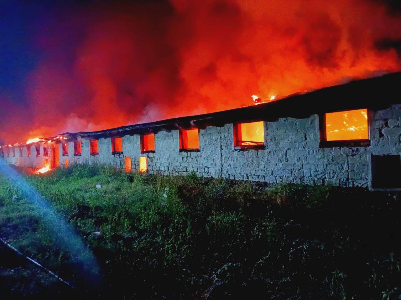 Incendiu devastator într-o gospodărie din Râșcani: 300 de capre, salvate de pompieri