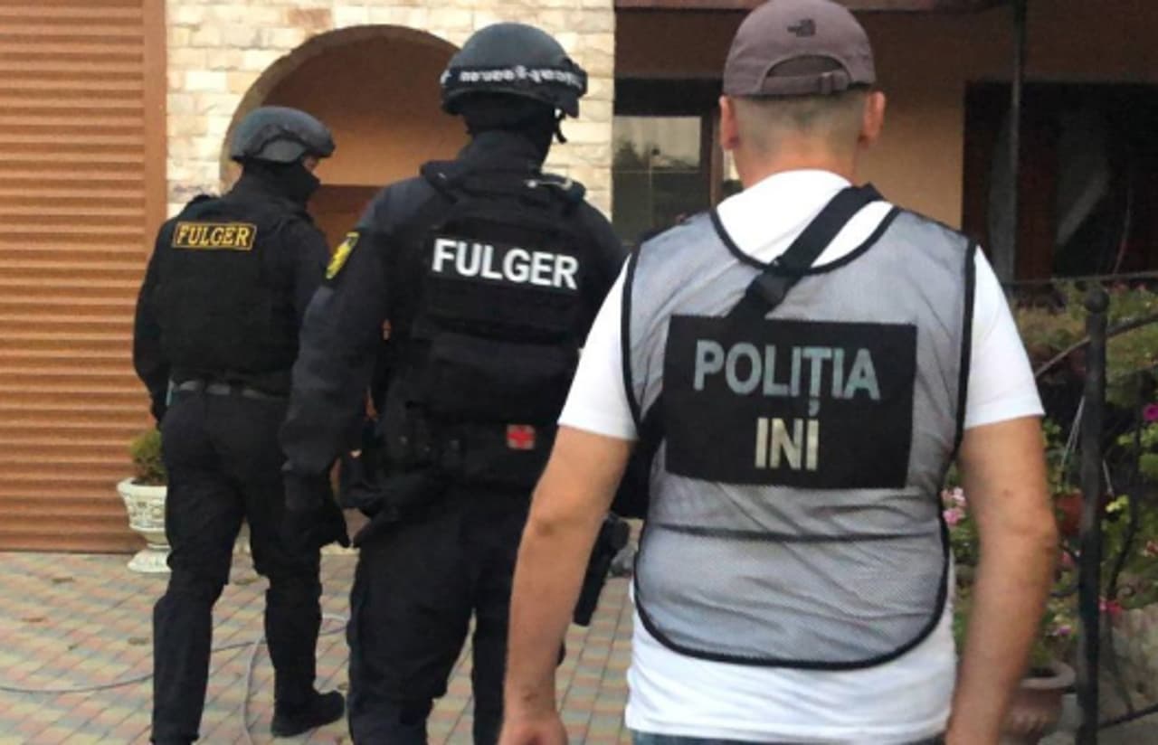 VIDEO // Detalii despre descinderile de azi la membrii grupării „ȘOR”, suspectați de coruperea alegătorilor. Telefoane, laptopuri și bani, ridicate