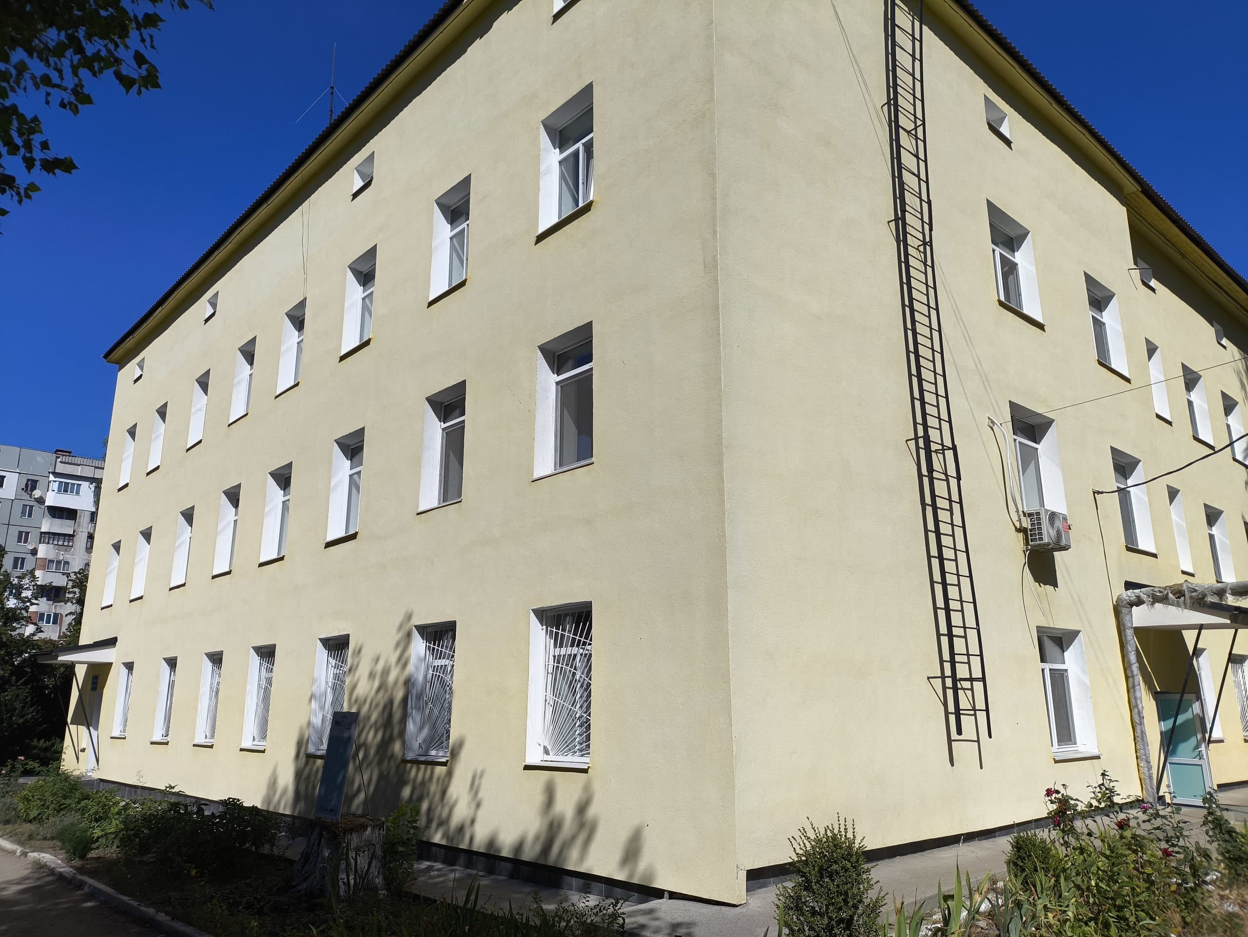 Spitalul din Rezina are geamuri și uși noi: CNAM a alocat 1,1 milioane de lei