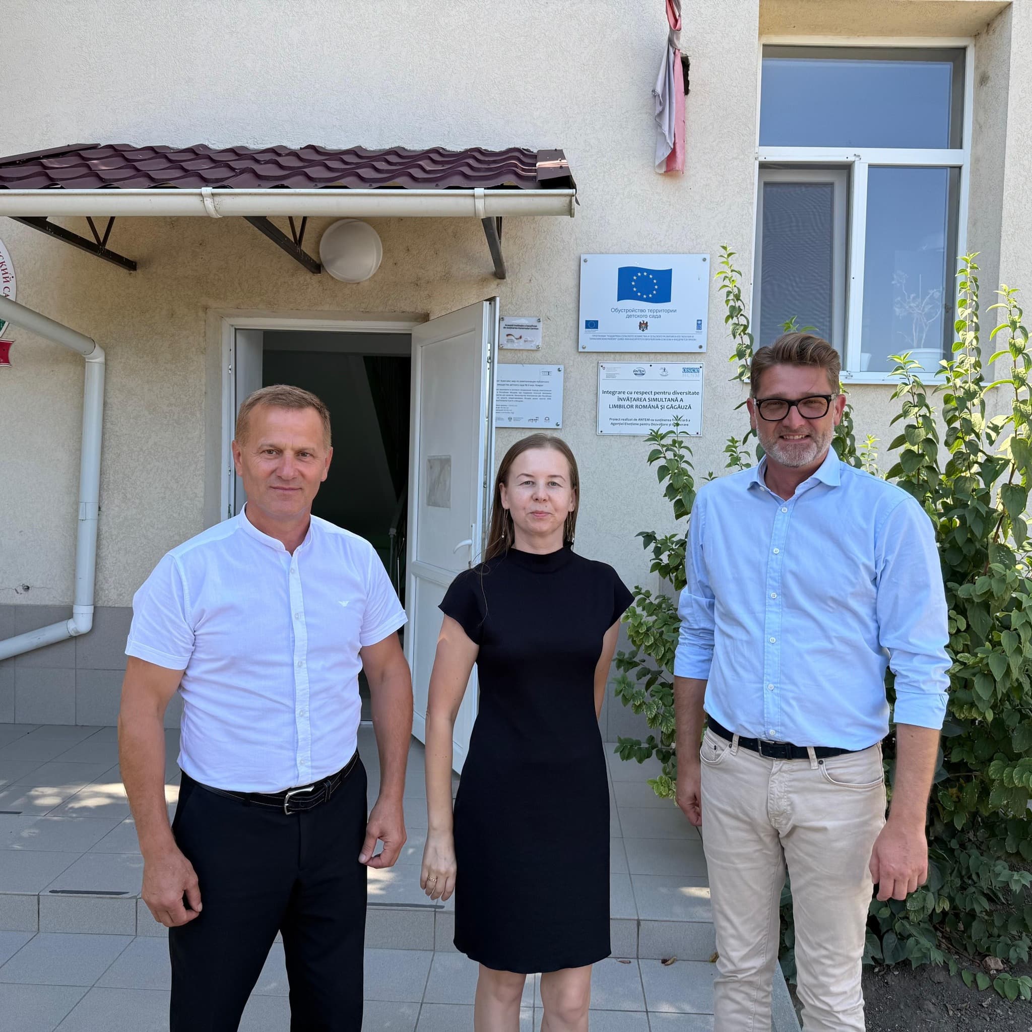 FOTO // Ambasadorul României, în vizită la o grădiniță din Comrat, renovată cu bani oferiți de București: Aducem comunitățile din R. Moldova în Europa