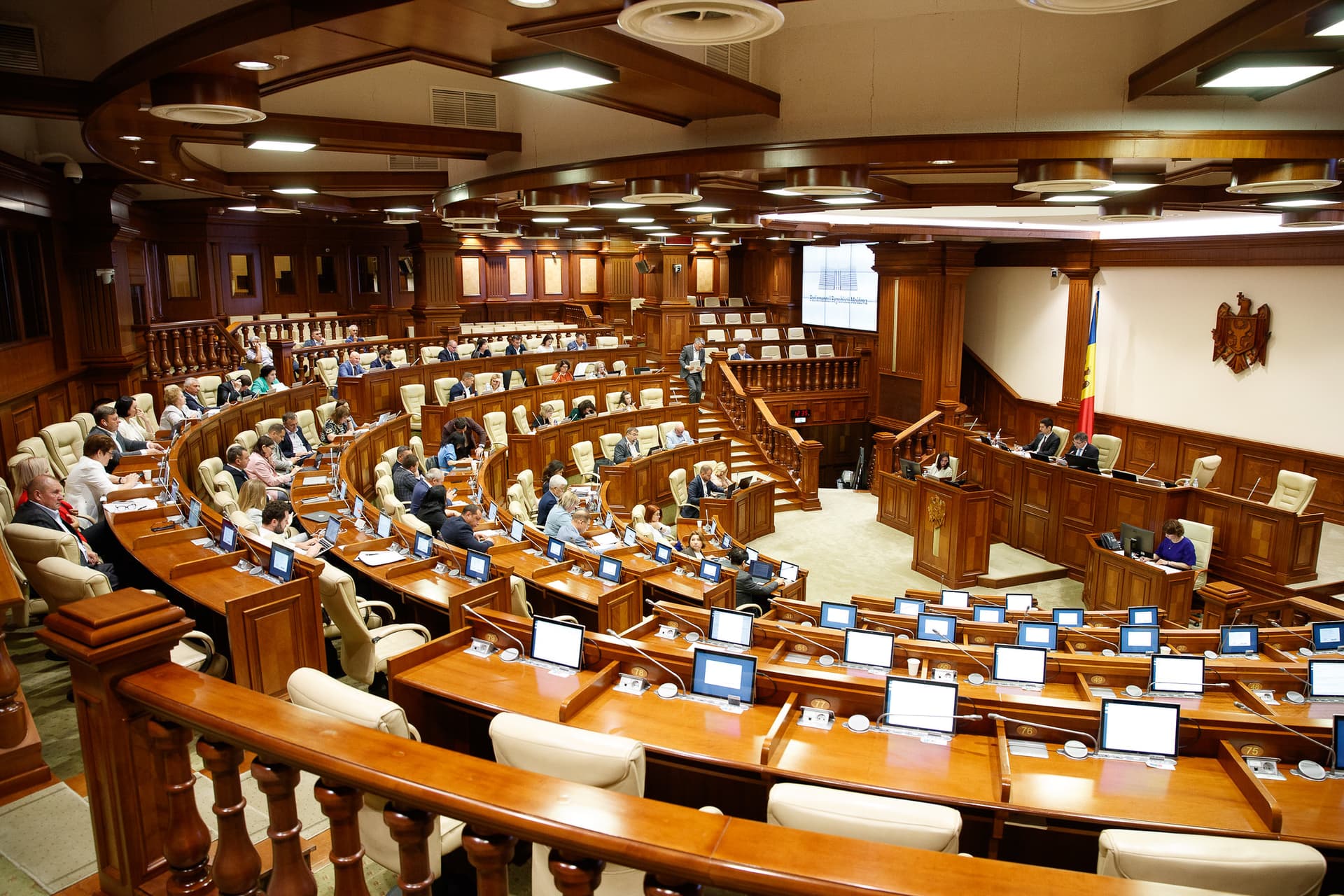 Sondajul iData: Două partide și două blocuri electorale ar accede în următorul Parlament