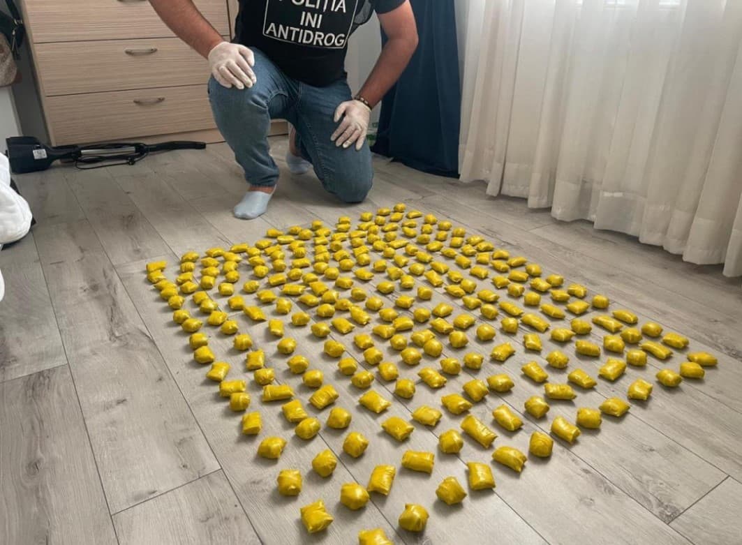 VIDEO // Droguri în valoare de 900 mii lei, ridicate de polițiști. Un tânăr din capitală, arestat