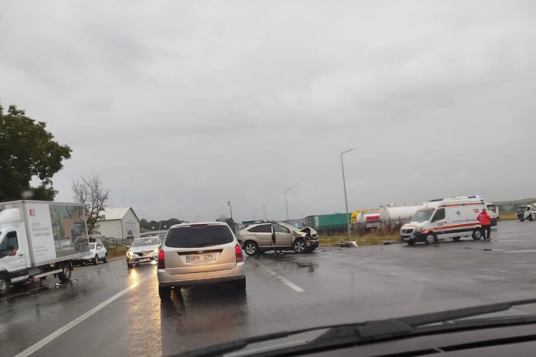 Accident în lanț la Sângera: Un șofer, transportat la spital