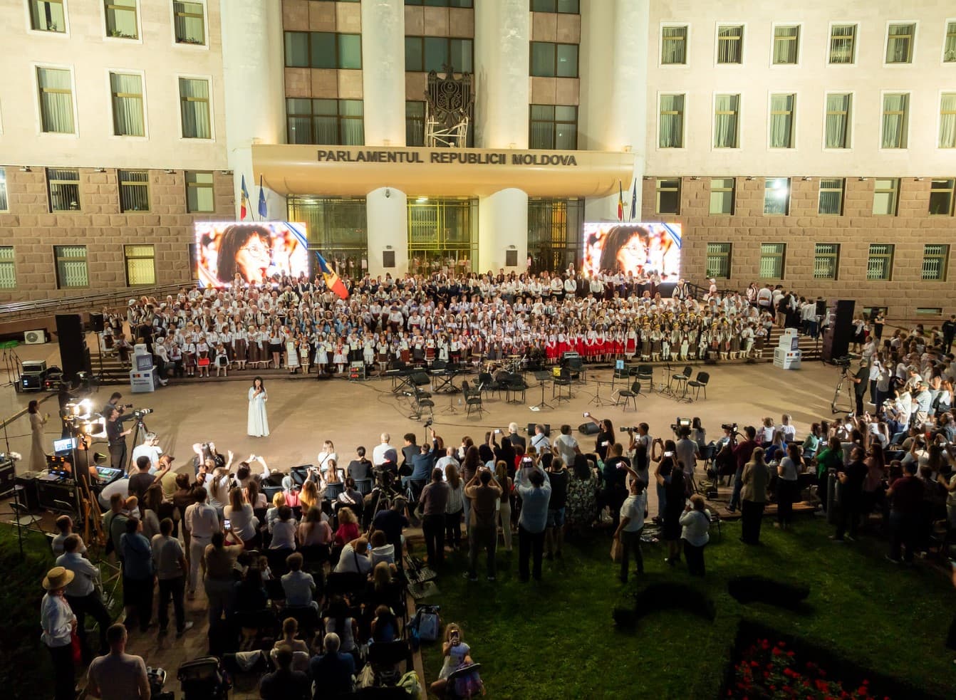 Uniți prin cultură și dragoste de neam. Scuarul Parlamentului a adunat un public numeros la Gala Festivalului-concurs național „Te cânt, Patrie și Neam”