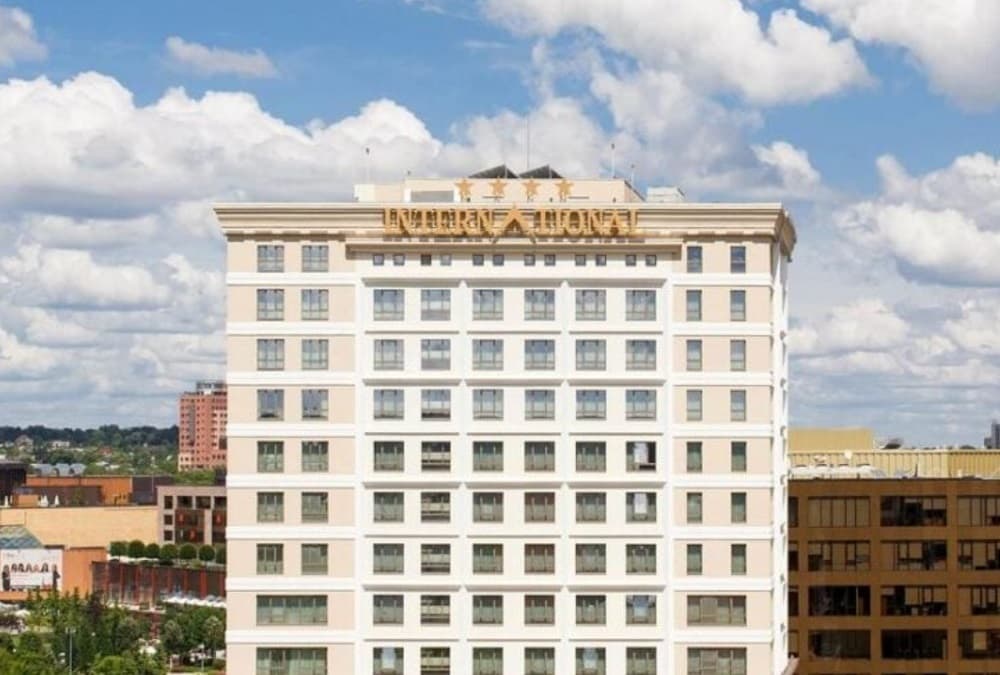 13 basarabeni, surprinși într-un hotel din Iași în timp ce sunau cetățeni din R. Moldova pentru a-i îndemna să voteze blocul „patriotic” a lui Dodon